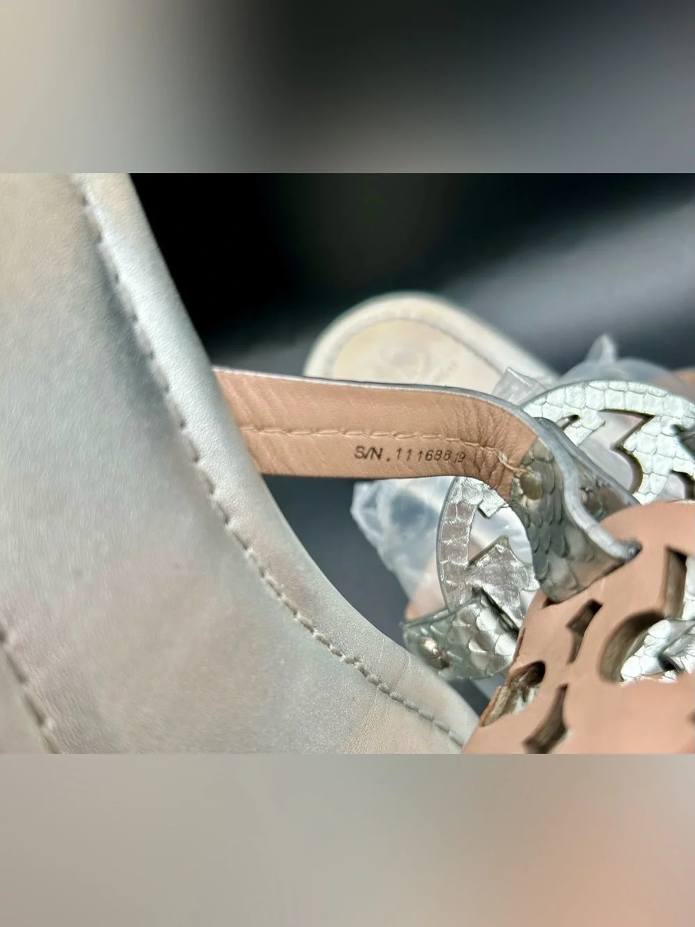 TORY BURCH Miller Thong Sandals - Silver Metallic Snakeskin - Texture. Size 8